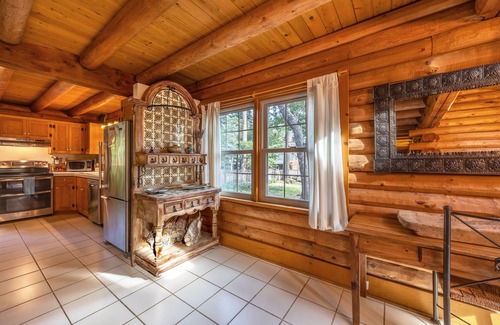 Hood River Cabin | Hot Tub! Cozy Log Cabin, Perfect Hood River Getaway!