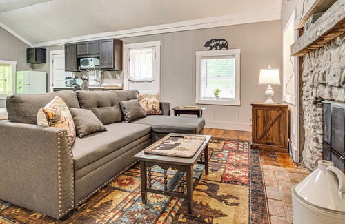 Nineveh Cabin | Hot Tub + Deck: Cabin Hideaway in Brown County
