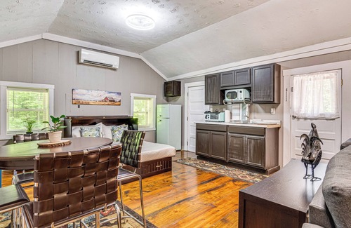 Nineveh Cabin | Hot Tub + Deck: Cabin Hideaway in Brown County