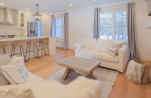 La Conception Ski Chalet | Hot Tub Direct Bike+Running trails Firepit Games EV charger 15m Mont-Tremblant !