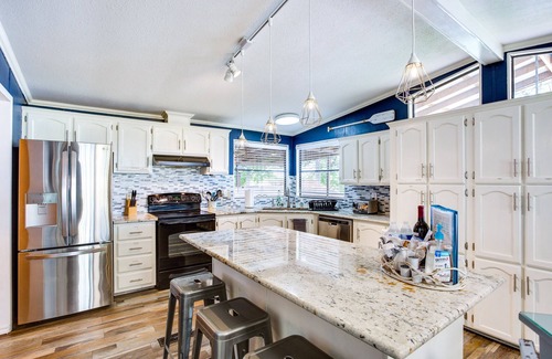Enchanted Oaks House | Hot Tub & Dock: Lakefront Mabank Home