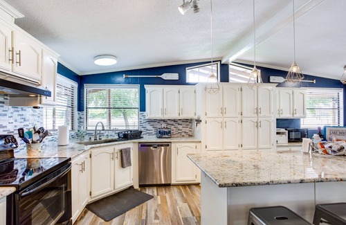 Enchanted Oaks House | Hot Tub & Dock: Lakefront Mabank Home