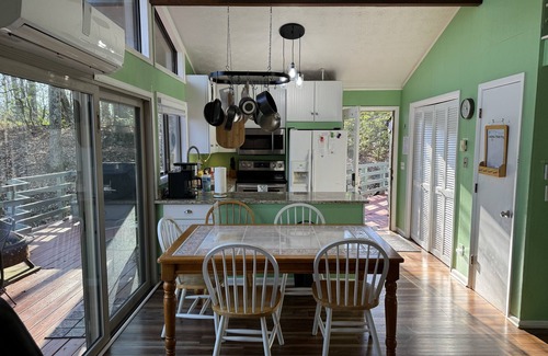 Wintergreen House | Hot Tub! FAST WiFi, Firepit! Hiking off Property! 70"&60” HDTVs Cozy 4BR House.