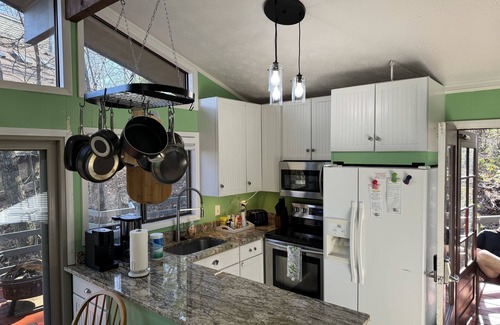 Wintergreen House | Hot Tub! FAST WiFi, Firepit! Hiking off Property! 70"&60” HDTVs Cozy 4BR House.