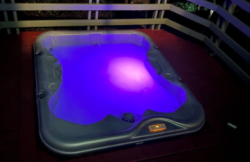 Wintergreen House | Hot Tub! FAST WiFi, Firepit! Hiking off Property! 70"&60” HDTVs Cozy 4BR House.