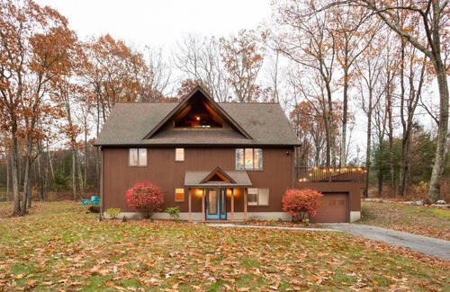 Kerhonkson House | Hot Tub-Fire Pit-Deck-BBQ-Spacious-Hiking