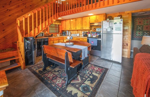 Almond Cabin | Hot Tub, Fire Pit & Fall Views, Near Polar Express