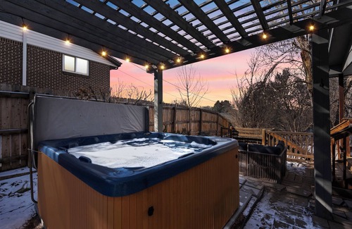 Highlands House | Hot tub-Fire pit-PingPong-Foosball-Huge Yard-3mi to Olde Town-20min Den/RedRocks