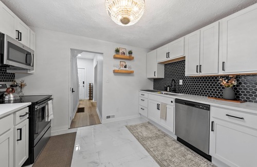 Merion Village House | Hot Tub + Fire Pit Walk to German Village