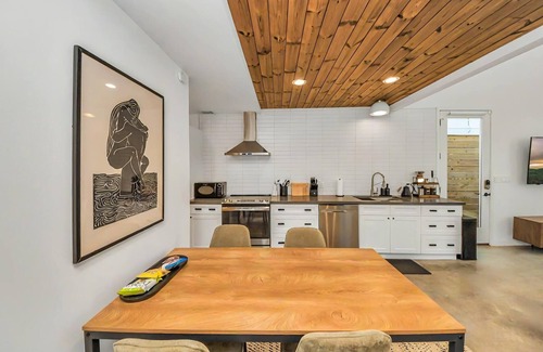 Riverside Terrace House | Hot tub & Firepit ~ 8 Min NRG/Med Center/Rodeo