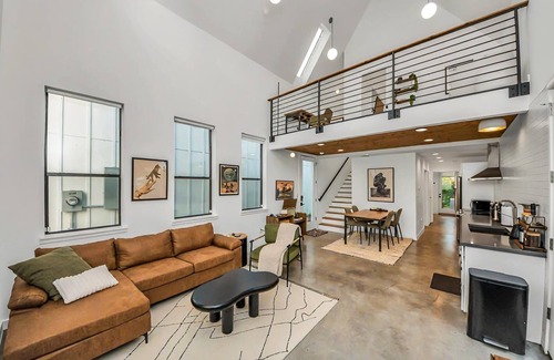 Riverside Terrace House | Hot tub & Firepit ~ 8 Min NRG/Med Center/Rodeo