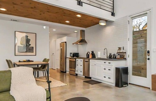 Riverside Terrace House | Hot tub & Firepit ~ 8 Min NRG/Med Center/Rodeo