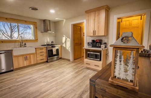 Edmond House | Hot Tub. Firepit. Game Room. Pet Friendly. 11 Acre Retreat.