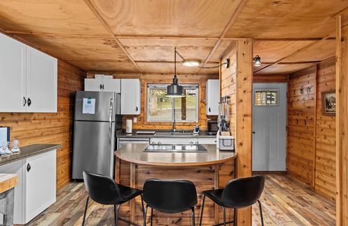 Belfair Cabin | Hot tub, firepit, kayak - all seasons lakefront comfort and fun near Hood Canal