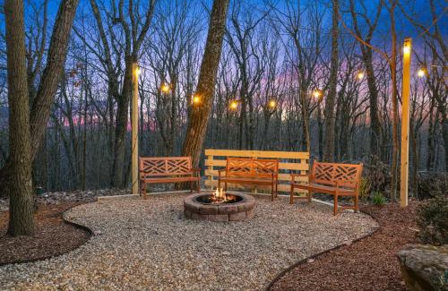 Amanda House | Hot tub, fireplace, fire pit, pool table, grill, EV, pets, HOA lake