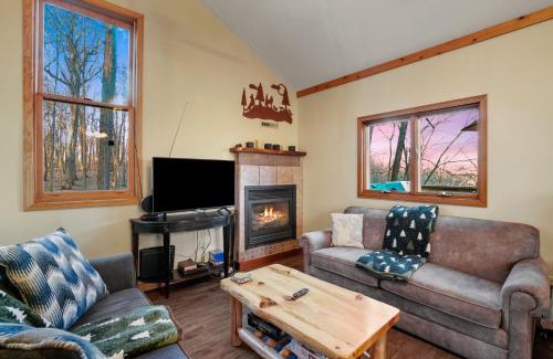 Amanda House | Hot tub, fireplace, fire pit, pool table, grill, EV, pets, HOA lake
