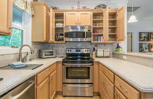 Dahlonega Cottage | ♨️Hot Tub🌳Forest🍷Wineries🍔Grill 🎦ROKU📧WiFi📺 HDTV🛏️Queen ❤️ Comfy 🆒 Gem🌎
