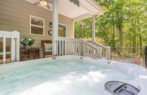 Dahlonega Cottage | ♨️Hot Tub🌳Forest🍷Wineries🍔Grill 🎦ROKU📧WiFi📺 HDTV🛏️Queen ❤️ Comfy 🆒 Gem🌎