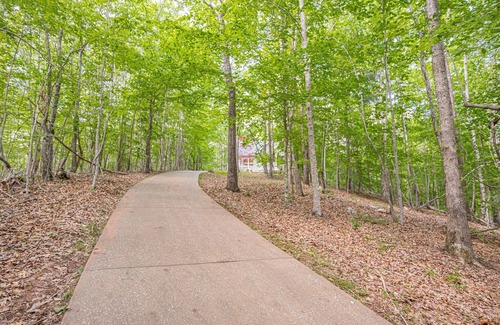 Dahlonega Cottage | ♨️Hot Tub🌳Forest🍷Wineries🍔Grill 🎦ROKU📧WiFi📺 HDTV🛏️Queen ❤️ Comfy 🆒 Gem🌎