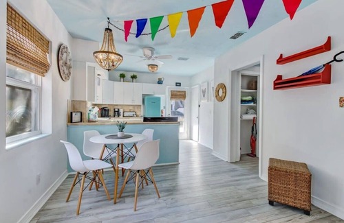 St. Augustine House | Hot Tub! Free Parking, Retro Cottage, Games