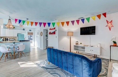 St. Augustine House | Hot Tub! Free Parking, Retro Cottage, Games
