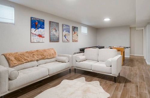 Dupont House | Hot Tub! Fun, Comfy Getaway Near Downtown Denver!