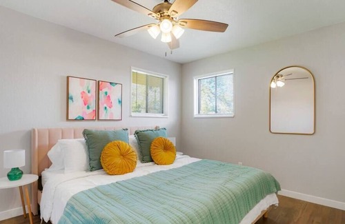 Dupont House | Hot Tub! Fun, Comfy Getaway Near Downtown Denver!