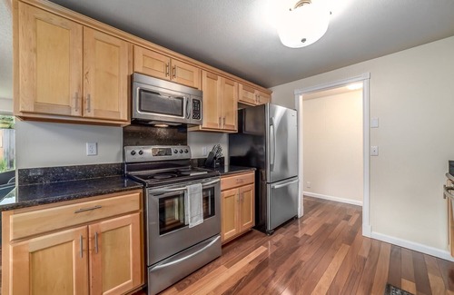 Friendly House | Hot tub Game Room Arcade AC near UofO, Hayward Field & Matt Knight