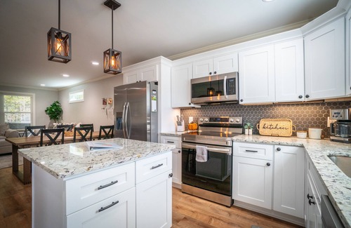 Helen House | Hot-tub+Game Room+Screened In Back Deck with Fireplace+Walk to DT Helen