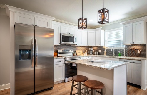 Helen House | Hot-tub+Game Room+Screened In Back Deck with Fireplace+Walk to DT Helen
