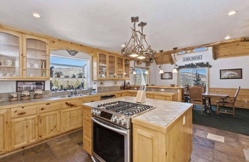 Castle Glen Estates Cabin | Hot Tub + Game Room w/Ping Pong | 5 Mins to Bear Mountain | Mighty Bear Manor