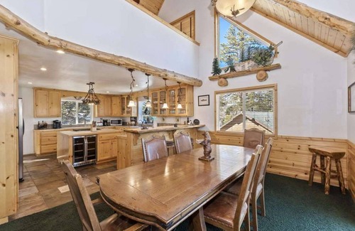 Castle Glen Estates Cabin | Hot Tub + Game Room w/Ping Pong | 5 Mins to Bear Mountain | Mighty Bear Manor