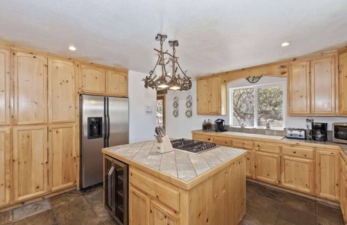 Castle Glen Estates Cabin | Hot Tub + Game Room w/Ping Pong | 5 Mins to Bear Mountain | Mighty Bear Manor