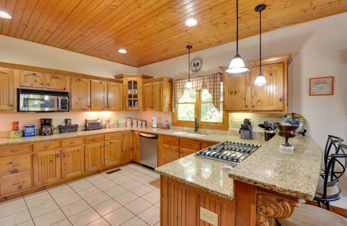 Ellijay Cabin | Hot Tub, Game Tables & Mtn Views: Ellijay Cabin