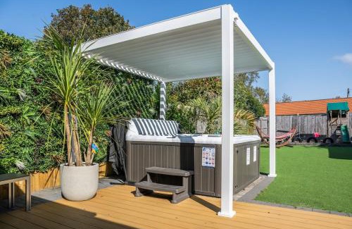 Poole House | Hot tub, games room & cinema in Bournemouth, excellent ratings on other sites