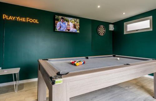 Poole House | Hot tub, games room & cinema in Bournemouth, excellent ratings on other sites