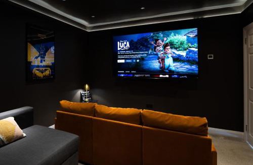 Poole House | Hot tub, games room & cinema in Bournemouth, excellent ratings on other sites