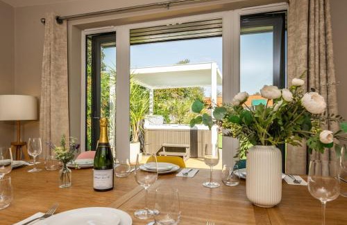 Poole House | Hot tub, games room & cinema in Bournemouth, excellent ratings on other sites