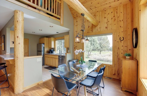 Redmond Cabin | Hot Tub + Golf View: Eagle Crest Resort Escape!