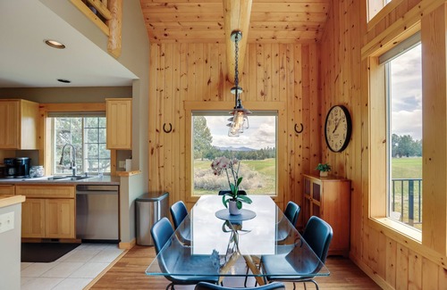 Redmond Cabin | Hot Tub + Golf View: Eagle Crest Resort Escape!