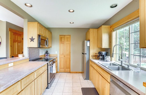 Redmond Cabin | Hot Tub + Golf View: Eagle Crest Resort Escape!