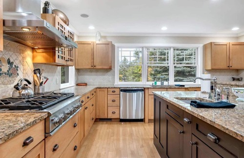 Quechee House | Hot Tub, Great Living Space - Fairbanks Haven