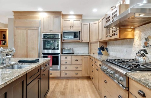 Quechee House | Hot Tub, Great Living Space - Fairbanks Haven