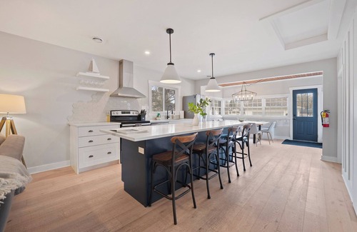 Fort Erie House | Hot Tub Haven! Steps to Bay Beach! Guest favourite