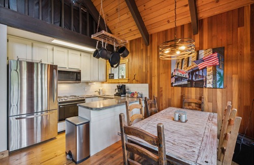 Roslyn Ridge Cabin | Hot Tub @ Hawkeye's Nest with Peek-A-Boo View