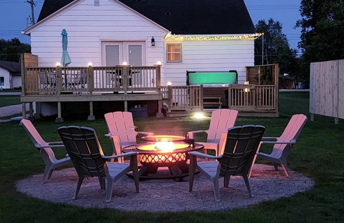 Gladstone House | Hot Tub House Kipling Cottages Deck Fire Pit Sauna 2 bed/1 bath Smart TVs WiFi