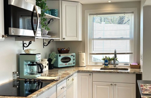 Eastham Apartment | Hot Tub/Kayaks/Ebikes/Waterfront-The Lotus