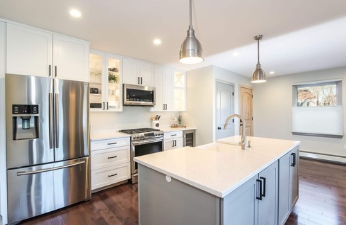 Eastham Condo | Hot Tub - King Bed - Fireplace and Firepit - walk to Pond