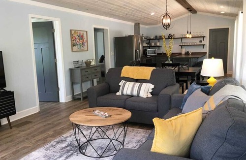 Dahlonega Cottage | HOT TUB! Modern-Cozy-Perfectly Located