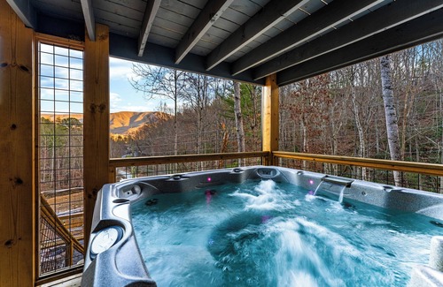 Gatlinburg - Pigeon Forge Cabin | 🛁Hot-Tub 🗻Mountain Views 🎮Game Room 🍿Theatre 🍸Speakeasy 🛏️Sleeps 21